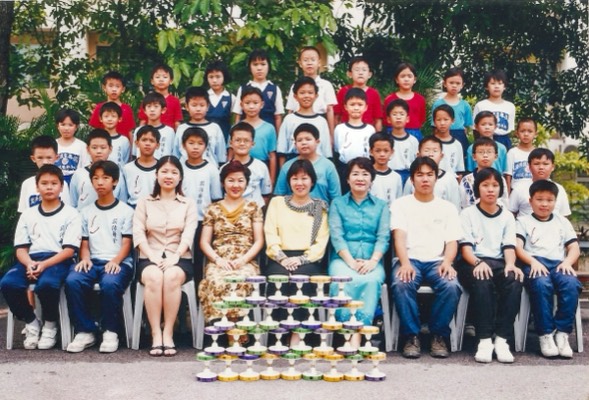 primary school group photo 2002